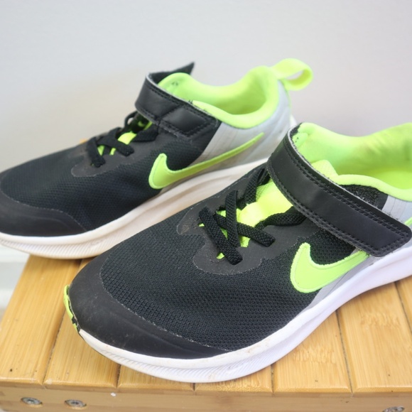 Nike Kids Running Shoes Black/Volt – Size 1Y - Picture 3 of 4